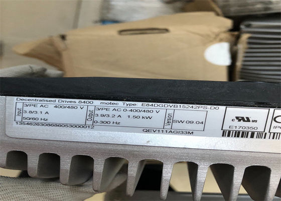 L'INVERTITORE di Lenze E84DGDVB15242PS DETERMINA la TENSIONE IN INGRESSO di MOTEC 8400 400/480 di VCA 1,5 chilowatt