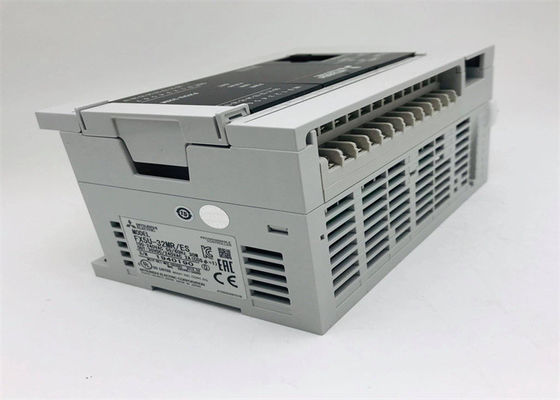 MODULO DEL CPU DI MITSUBISHI FX5U-32MR/ES CON GLI INPUT DIGITALI INTEGRATI DELL'INGRESSO/USCITA 16 DI I/S 32