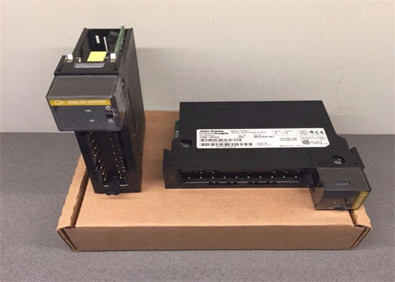 L'ANALOGO DEL MODULO CONTROLLOGIX DELL'INGRESSO/USCITA DI AB 1756-OF4 HA PRODOTTO LA TENSIONE 4 O LE USCITE CORRENTI