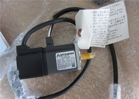 NUOVO servomotore industriale HC-KFS13D 3AC 105V 0.7A di CA di Mitsubishi 100W in azione