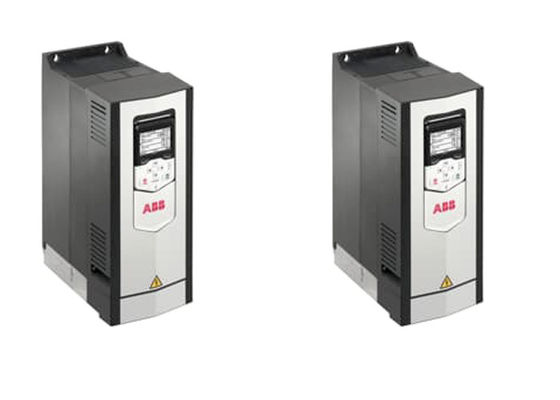 Il CA di bassa tensione ACS880-01-017A-3 guida 3AUA0000107991 fissato al muro