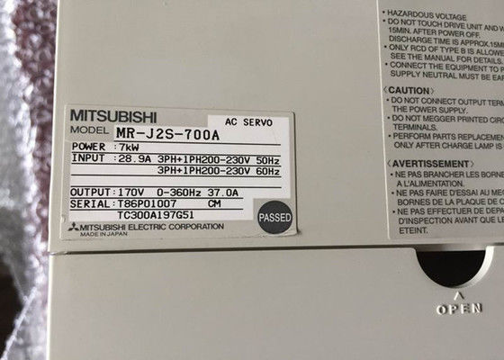 Azionamento trifase del motore di servo industriale dell'amplificatore di CA di MR-J2S-700CL 7KW Mitsubishi NUOVO in azione