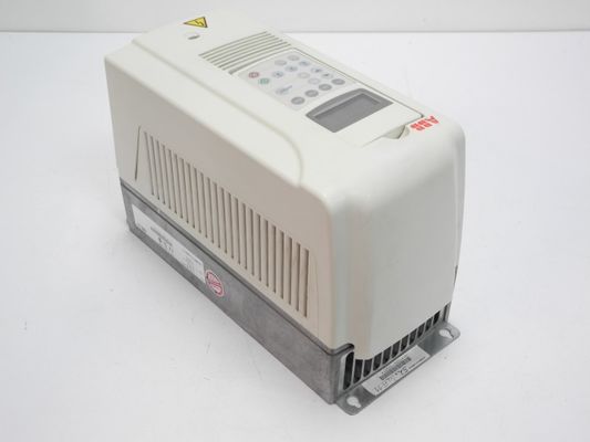 ABB ACS800-01-0025-3 22kW 44A Convertitore di frequenza 26 kg + 24 V alimentazione continua