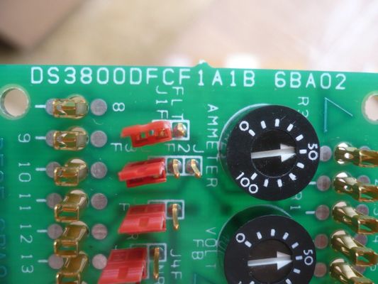GE Firing Circuit Board DS3800DFCF dispone di 17 connettori a un solo pin e 3 potenziometri per regolare la corrente
