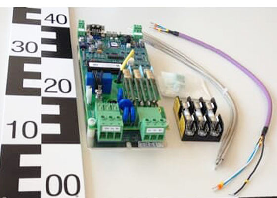 L'accesso all'informazione deve essere effettuato tramite un'accesso a un computer o una rete di telecomunicazioni, o tramite una connessione elettronica.