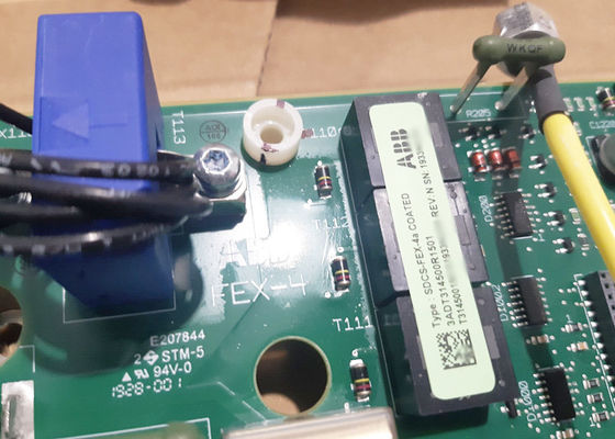 L'accesso all'informazione deve essere effettuato tramite un'accesso a un computer o una rete di telecomunicazioni, o tramite una connessione elettronica.