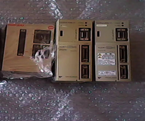 Yaskawa Servo Drive SGDP-01APAY108 200-230V 5.5A 0.4KW 50/60HZ NUOVO