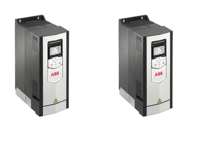 Il CA di bassa tensione ACS880-01-017A-3 guida 3AUA0000107991 fissato al muro