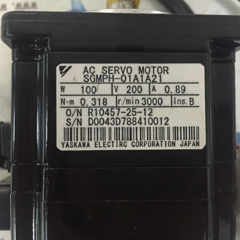 SGM-02UW14E Yaskawa 17bit Absolute encoder SERVO MOTOR 100W 0.89A Nuovo in scatola