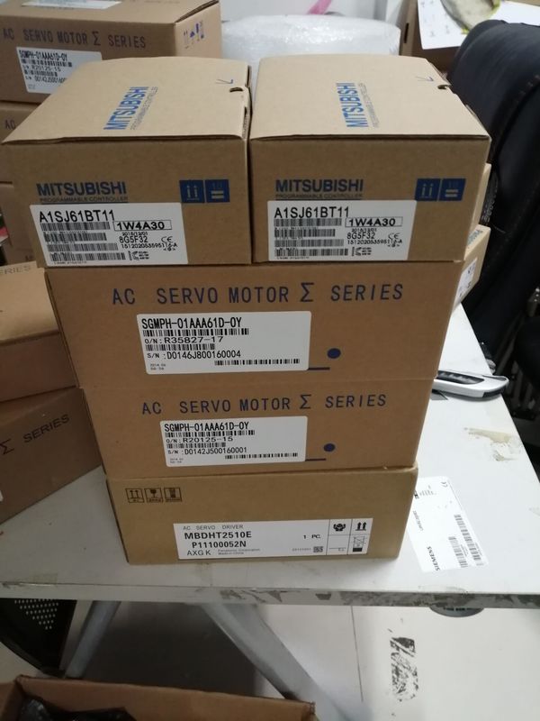 100 Watt 200V Servomotori piccoli e potenti Yaskawa SGMPH-01A1A-YR21 Lunga durata